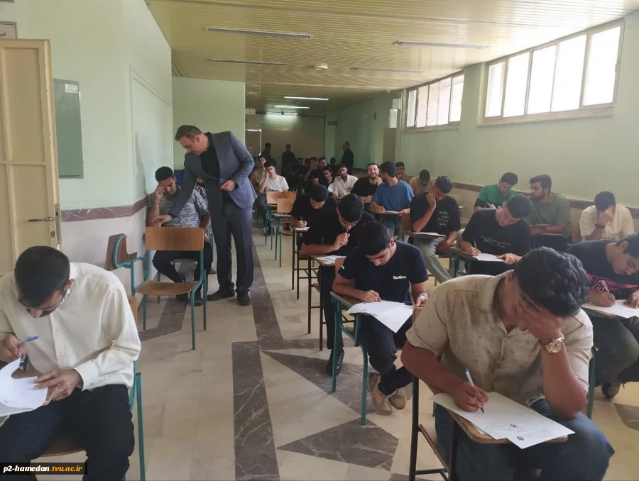 بازدید دکتر کاظمی، رئیس دانشگاه ملی مهارت استان همدان از روند برگزاری امتحانات در آموزشکده شهید جباریان 3
