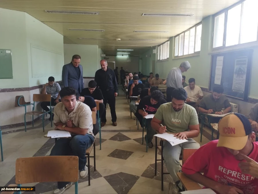 بازدید دکتر کاظمی، رئیس دانشگاه ملی مهارت استان همدان از روند برگزاری امتحانات در آموزشکده شهید جباریان 4
