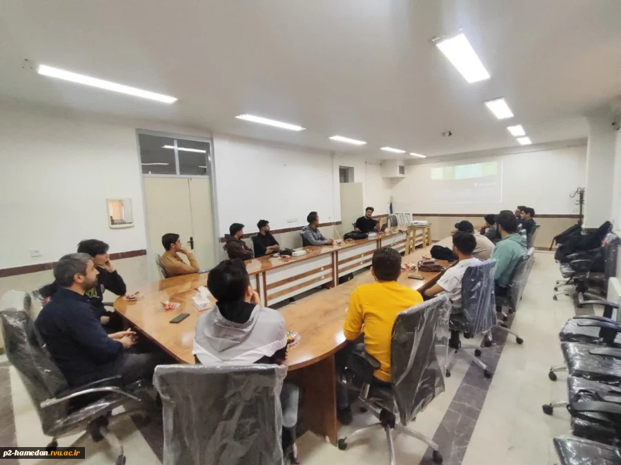 سمینار آشنایی با زبان برنامه‌نویسی پایتون برگزار شد. 2
