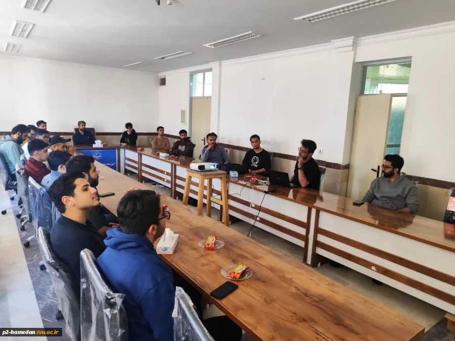 سمینار آشنایی با زبان برنامه‌نویسی پایتون برگزار شد. 4