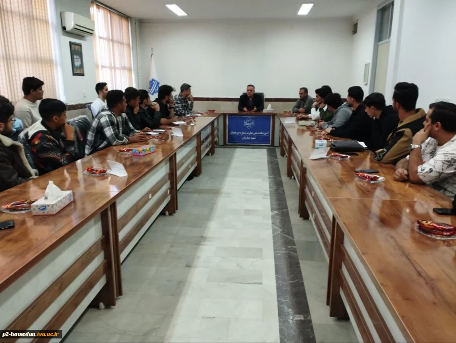 جلسه انجمن علمی با حضور ریاست دانشگاه ملی مهارت استان همدان برگزار شد. 8