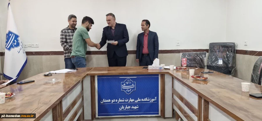 جلسه انجمن علمی با حضور ریاست دانشگاه ملی مهارت استان همدان برگزار شد. 15